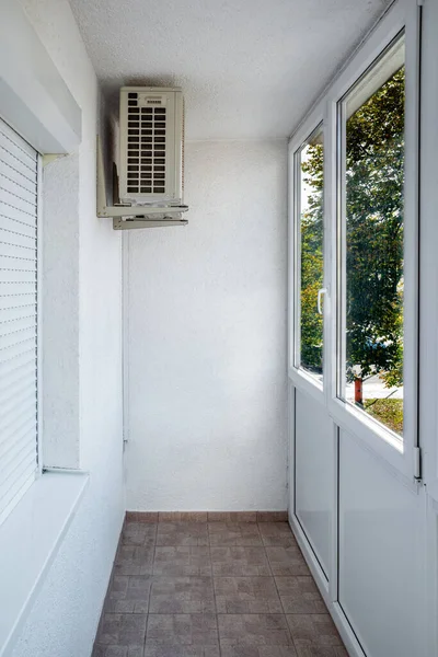 Pohled Bílý Uzavřený Balkon Apartmánu Klimatizací — Stock fotografie