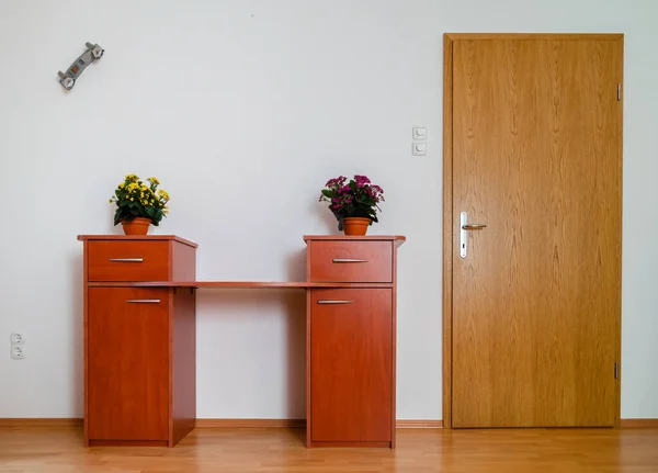 Specialskåp Skrivbord Med Blommor Och Dörr Vardagsrummet Den Moderna Lägenheten — Stockfoto