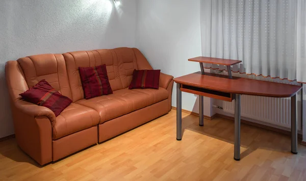 Ruang Tamu Apartemen Dengan Sofa Kulit Mewah Dan Sebuah Meja — Stok Foto