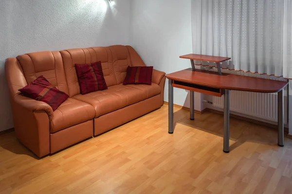 Ruang Tamu Apartemen Dengan Sofa Kulit Mewah Dan Sebuah Meja — Stok Foto