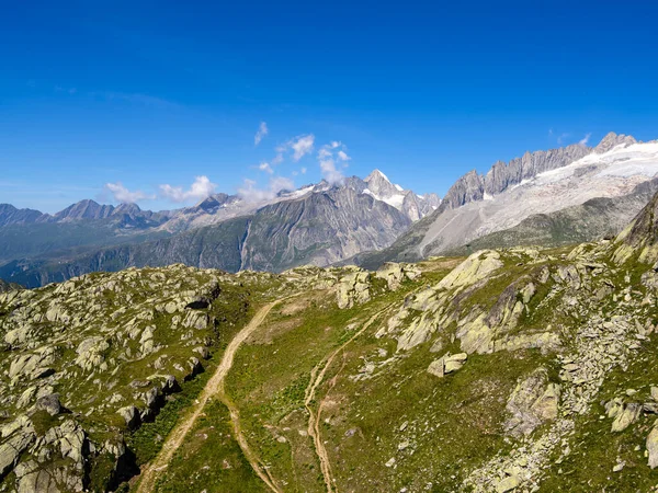 İsviçre 'nin Valais kentindeki Bettmeralp dağlarına yukarıdan bak.