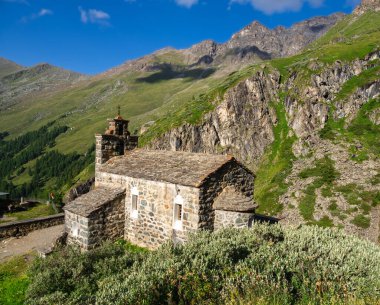 1930 'da ilk Dixence barajının işçileri tarafından inşa edilen St-Jean şapeli, Grande Dixence barajının son derece sembolik bir yeridir..