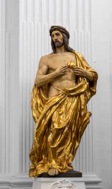 Solothurn, İsviçre - 12 Temmuz 2022: Saint Urs ve Viktor kilisesindeki İsa 'nın Kutsal Kalbi' nin altın heykeli, İsviçre 'nin Solothurn kentindeki katedral..