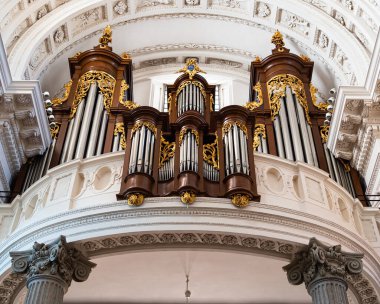 Solothurn, İsviçre - 12 Temmuz 2022: Saint Urs ve Viktor Kilisesi 'ndeki Barok Organı, İsviçre' nin Solothurn kentindeki Basel Katolik Kilisesi 'nin katedrali..