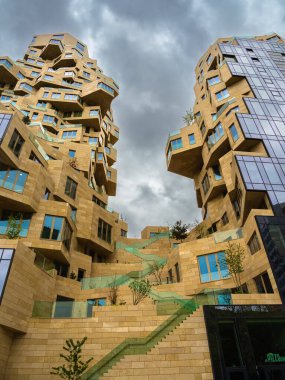 Amsterdam, Hollanda - 27 Nisan 2022: Amsterdam 'ın Zuidas iş bölgesindeki vadi adı verilen modern fütüristik mimari.