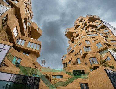 Amsterdam, Hollanda - 27 Nisan 2022: Amsterdam 'ın Zuidas iş bölgesindeki vadi adı verilen modern fütüristik mimari.