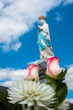 Lourdes, Fransa - 28 Ağustos 2021 Kutsal Bakire Meryem 'in heykeli - Lourdes leydimiz