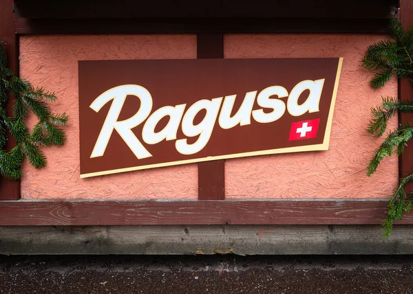Colmar, Fransa - 14 Aralık 2022: Ragusa, aile şirketi Chocolats Camille Bloch 'un İsviçre yapımı çikolata markası..
