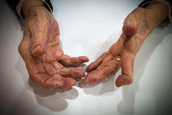 Yaşlı Bir Eşin Ellerini Kapat — Stok fotoğraf