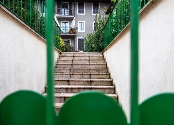 Blick Durch Den Grünen Zaun Auf Die Treppe Zum Haus — Stockfoto