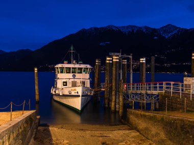 Locarno, İsviçre - 29 Aralık 2021: Milano yolcu gemisi, Maggiore Gölü 'ndeki Locarno limanında mavi saatte demirledi.