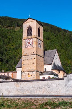 Mustair, İsviçre - 28 Eylül 2021: Karolina sanatının son derece iyi korunmuş mirasına sahip St. John Benedictine Manastırı UNESCO Dünya Mirası.