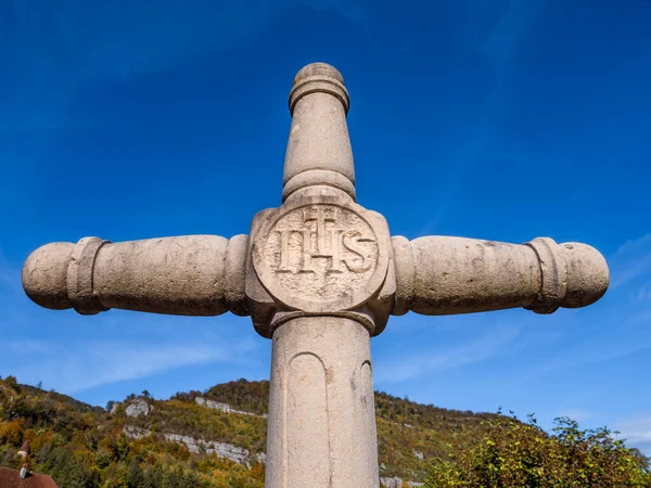 Una Cruz Piedra Medieval Con Signo Ihs Saint Ursanne Suiza — Foto de Stock