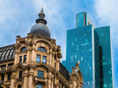 Frankfurt am Main, Almanya - 29 Ocak 2023: Frankfurt, Almanya 'da modern gökdelenlerin yanında eski bir ev