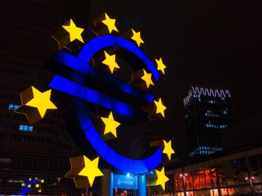 Frankfurt am Main, Almanya - 29 Ocak 2023: Avrupa finans piyasasını ve Frankfurt am Main Bank 'taki Avrupa Merkez Bankası ticaret bölgesindeki avro bölgesini sembolize eden dev avro işareti.