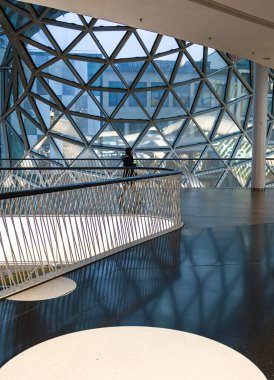 Frankfurt am Main, Almanya - 29 Ocak 2023: The MyZeil Frankfurt am Main şehir merkezinde çok ilginç iç tasarımı olan modern bir alışveriş merkezidir..