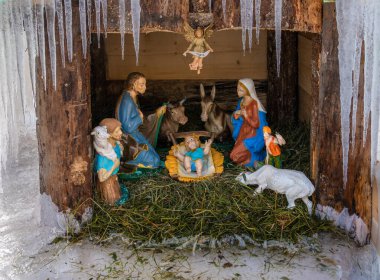 San Pietro di Cadore, İtalya - 12 Aralık 2022: San Pietro di Cadore 'da açık havada Noel doğumu sahnesi