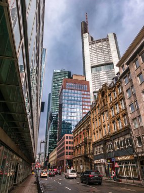 Frankfurt am Main, Almanya - 29 Ocak 2023: Eski mimarisi ve modern gökdelenleri olan Frankfurt am Main Caddesi