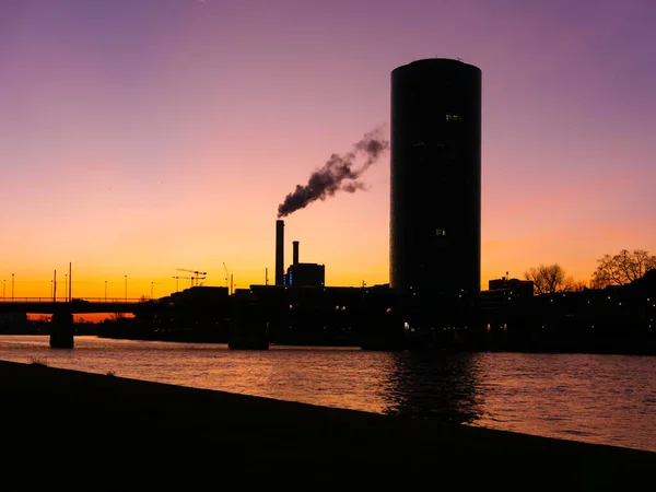 Silhouetten Van Een Brug Ronde Wolkenkrabber Een Industrieel Gebouw Langs — Stockfoto