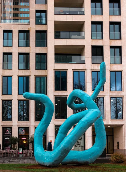 Frankfurt Tyskland Januari 2023 Modern Skulptur Framför Skyskrapa Frankfurt — Stockfoto