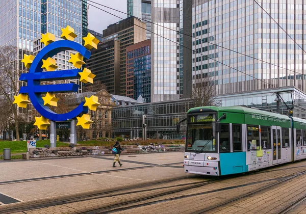德国美因河畔法兰克福 2023年1月29日 在德国美因河畔法兰克福欧洲中央银行总部商业区 象征欧洲金融市场和欧元区的巨大欧元标志 — 图库照片