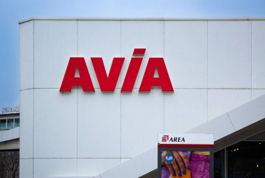 Romagnieu, Fransa - 2 Mart 2023 Avia benzin istasyonu tescilli şirket logosu Aire de Romagnieu