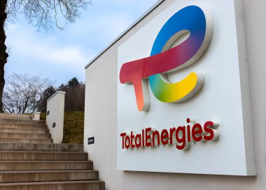 Ripaille, Fransa - 2 Mart 2023: TotalEnergies, Fransa 'nın çok uluslu entegre enerji ve petrol şirketi..