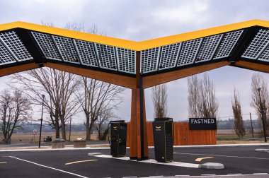 Romagnieu, Fransa - 2 Mart 2023: Aire de Romagnieu 'deki Fastned şirketinin elektrik şarj istasyonu.