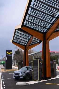 Romagnieu, Fransa - 2 Mart 2023: Aire de Romagnieu 'deki Fastned şirketinin elektrik şarj istasyonu.