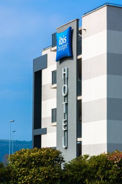 Valence, Fransa - 2 Mart 2023: Ibis Budget otel zinciri Ibis 'in düşük maliyetli markası.