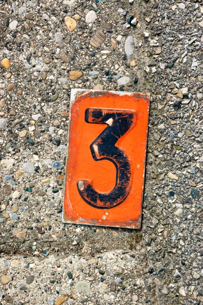 Numărul Placă Portocalie Metalică Așezată Podea — Fotografie, imagine de stoc