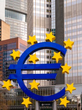 Frankfurt am Main, Almanya - 29 Ocak 2023: Avrupa finans piyasasını ve Frankfurt am Main Bank 'taki Avrupa Merkez Bankası ticaret bölgesindeki avro bölgesini sembolize eden dev avro işareti.