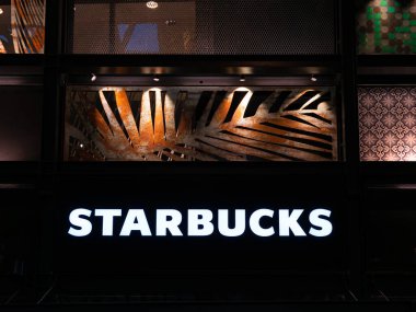 Frankfurt am Main, Almanya - 29 Ocak 2023 - Starbucks Corporation, Amerika Birleşik Devletleri 'nin çok uluslu kahve ve rezervleri zinciri.