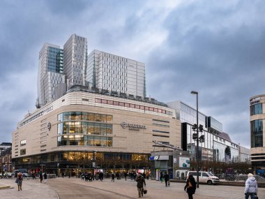Frankfurt, Almanya - 29 Ocak 2023: Frankfurt am Main 'deki modern alışveriş merkezi Galeria