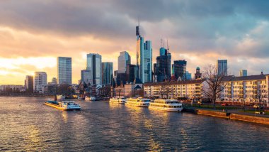 Frankfurt am Main, Almanya - 29 Ocak 2023: Altın saat boyunca şehir merkezi silueti.
