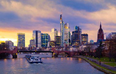 Frankfurt am Main, Almanya, altın saat boyunca şehir silüeti.