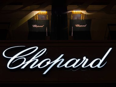 Frankfurt am Main, Almanya - 29 Ocak 2023: Chopard İsviçreli bir üretici ve lüks saat, mücevher ve aksesuar perakendecisi.