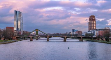Frankfurt am Main şehir manzarası Flosserbrucke köprüsü ve modern binalar.