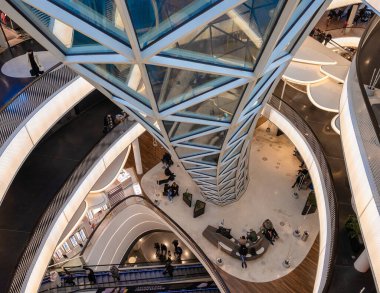 Frankfurt am Main, Almanya - 29 Ocak 2023: The MyZeil Frankfurt am Main şehir merkezinde çok ilginç iç tasarımı olan modern bir alışveriş merkezidir..