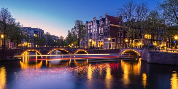Krajobraz Amsterdamu Holandii Zmierzchu Oświetlony Światłem Odbitym Rzeki Łodzie Pływają — Zdjęcie stockowe
