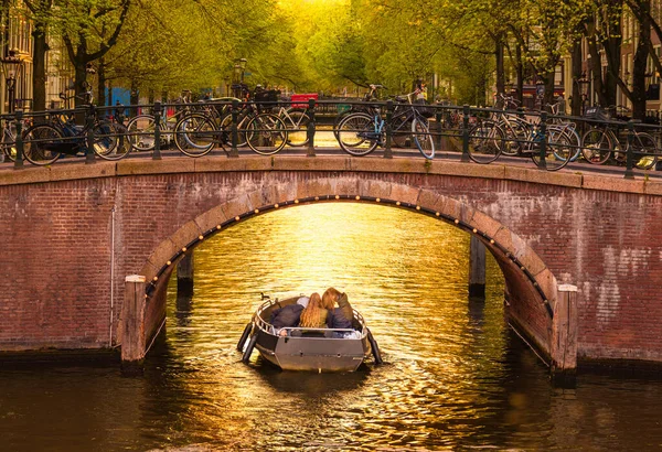 Amsterdam Holandia Kwietnia 2022 Grupa Młodzieży Ciesząca Się Złotą Godziną — Zdjęcie stockowe