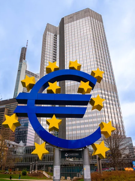 Frankfurt am Main, Almanya - 29 Ocak 2023: Avrupa finans piyasasını ve Frankfurt am Main Bank 'taki Avrupa Merkez Bankası ticaret bölgesindeki avro bölgesini sembolize eden dev avro işareti.