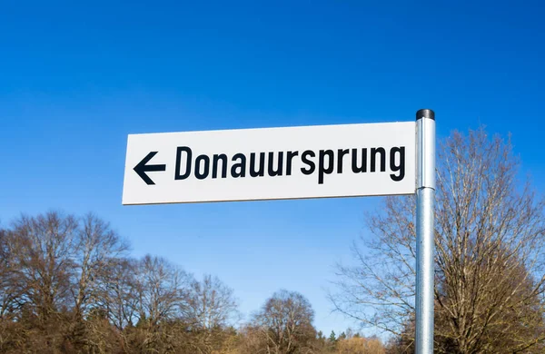 Niemiecki Znak Wskazujący Drogę Początku Dunaju Angielskie Tłumaczenie Danube Origin — Zdjęcie stockowe