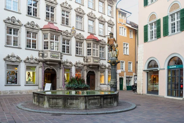 Stock image Schaffhausen, Switzerland - February 20, 2022: Soldier statue with crossbow at the fountain in the medieval old town of Schaffhausen