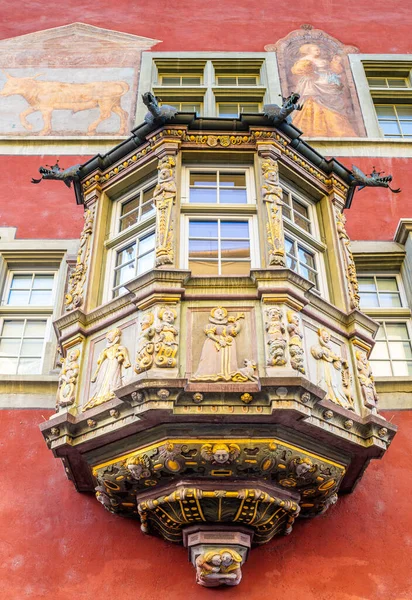 Balcón Medieval Adornado Edificio Histórico Con Una Fachada Roja Casco — Foto de Stock