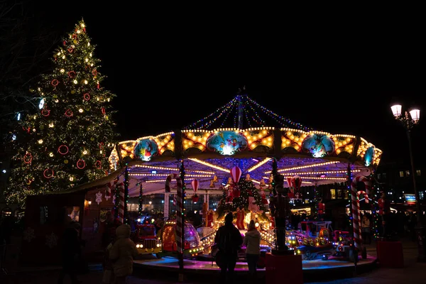 Straßburg Frankreich Dezember 2022 Karussell Und Weihnachtsbaum Auf Dem Weihnachtsmarkt — Stockfoto