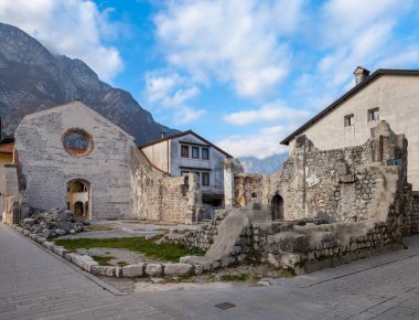 Venzone, San Giovanni Battista Kilisesi 'nin eski kalıntıları 1976 depreminde yıkıldı ve yeniden inşa edilmedi. Udine, Friuli-Venedik, İtalya, Avrupa. Sembol des kleinen Dorfes.