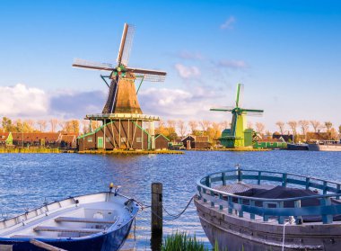 Zaanse Schans kırsalında geleneksel Hollanda yel değirmenleri