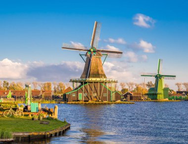 Zaanse Schans kırsalında geleneksel Hollanda yel değirmenleri