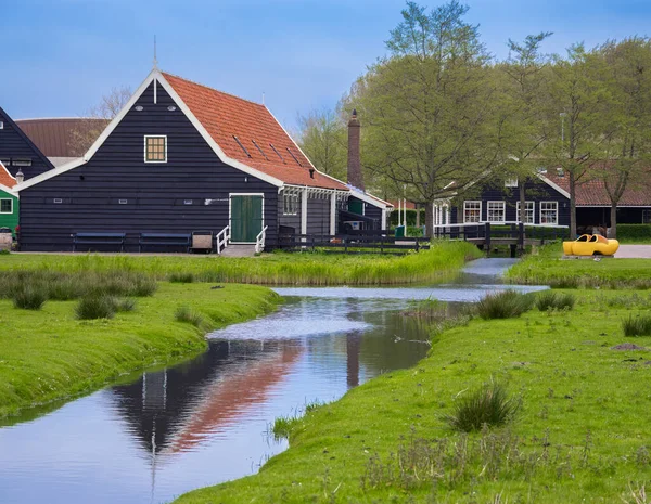 ザーンセ スキャン オランダ 2022年4月25日 オランダの静かな住宅街 ザーンセ スキャンは オランダの建築を象徴する草原 水の美しい風景です — ストック写真